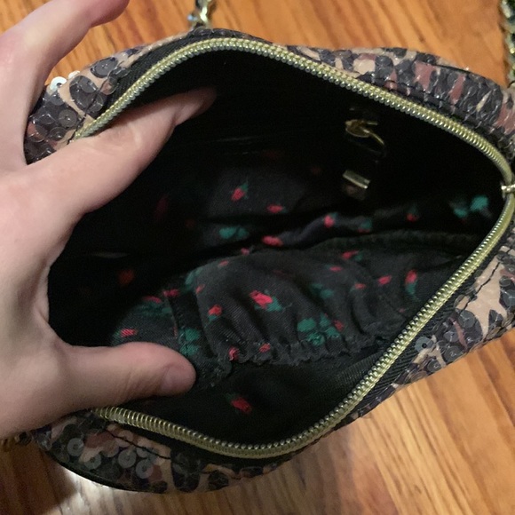 Betsey Johnson crossbody cheetah leopard heart sequin purse with chain strap - Picture 4 of 4